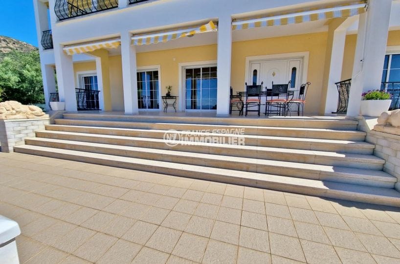 vente immobiliere rosas espagne: villa 7 pièces elégante villa 472 m², escaliers entrée