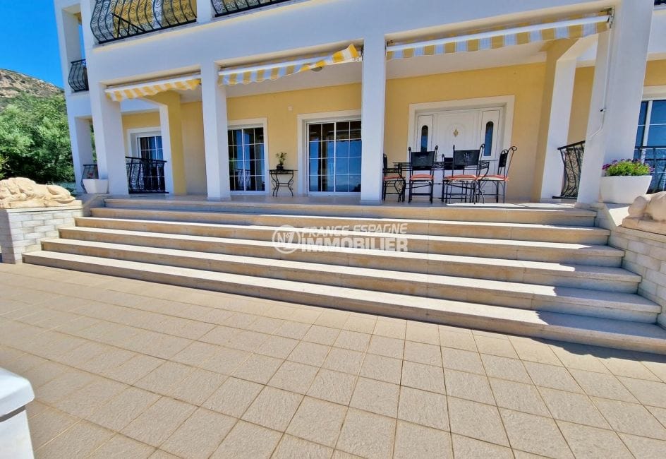 vente immobiliere rosas espagne: villa 7 pièces elégante villa 472 m², escaliers entrée