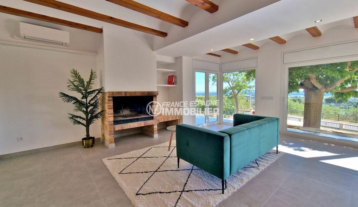 immocenter roses: 5-room villa bungalow 391 m², living room with fireplace