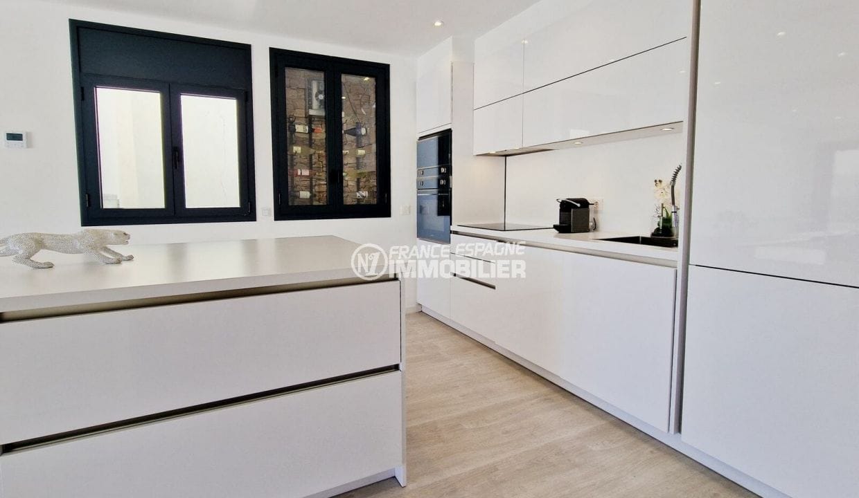 Comprar Empuriabrava: Villa 5 habitacions Grand Canal 174 m², cuina blanca