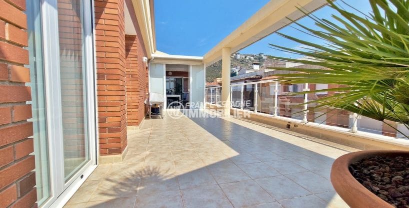 apartment for sale rosas, 4 rooms ground floor terrace 120 m², spacious atico, beach 350m