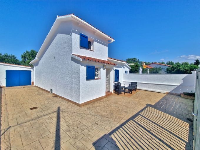 immobilier empuria brava: 4-room villa with garage 82 m², near beach and shops