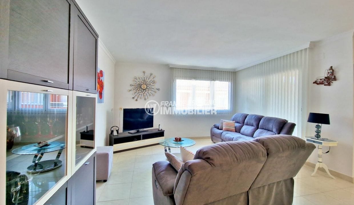 apartment for sale in rosas spain, 4 rooms ground floor terrace 120 m², living room