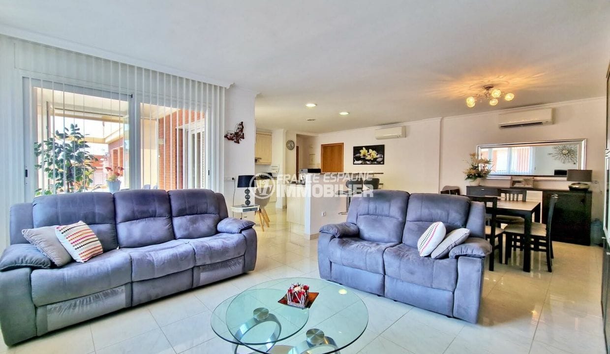 apartment for sale rosas, 4 rooms terrace ground floor 120 m², living room
