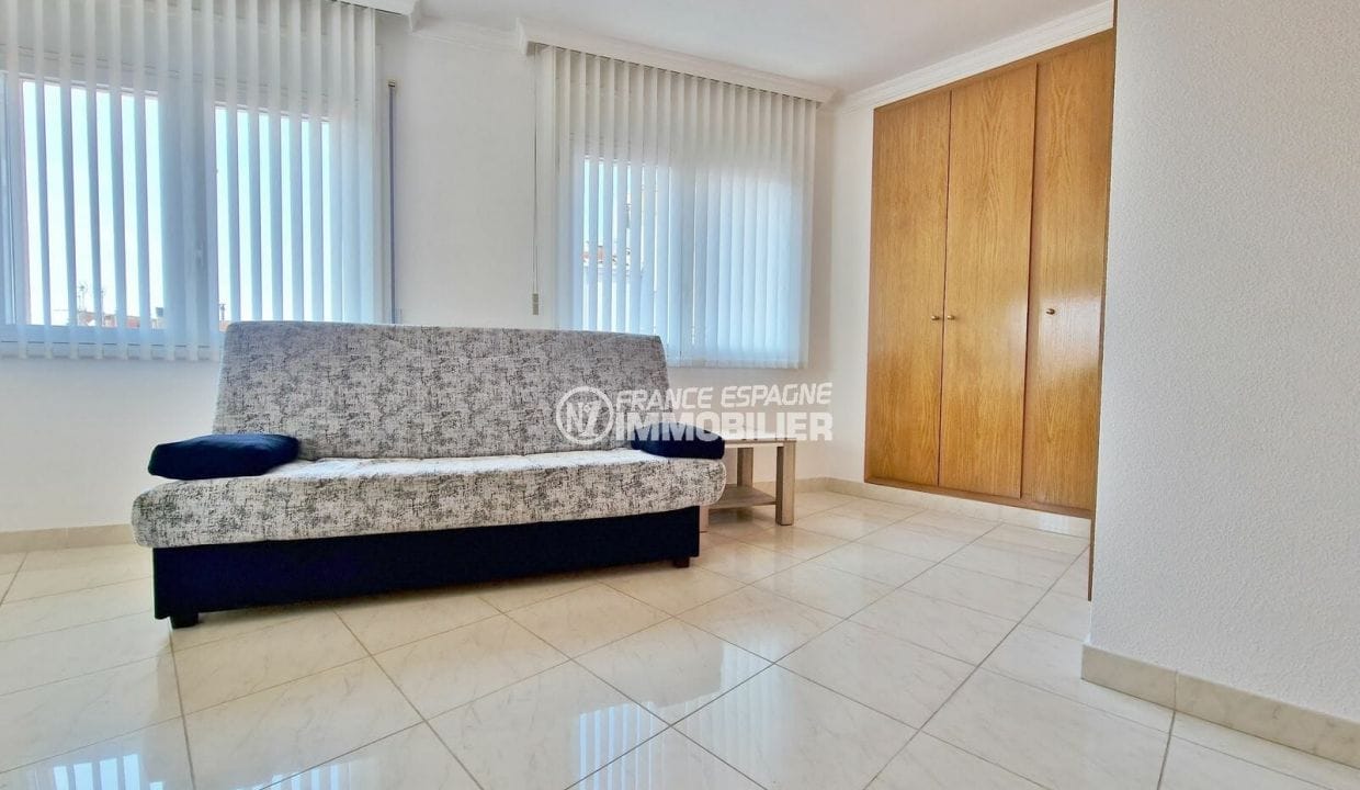 apartment for sale roses spain, 4 rooms terrace ground floor 120 m², suite with closet