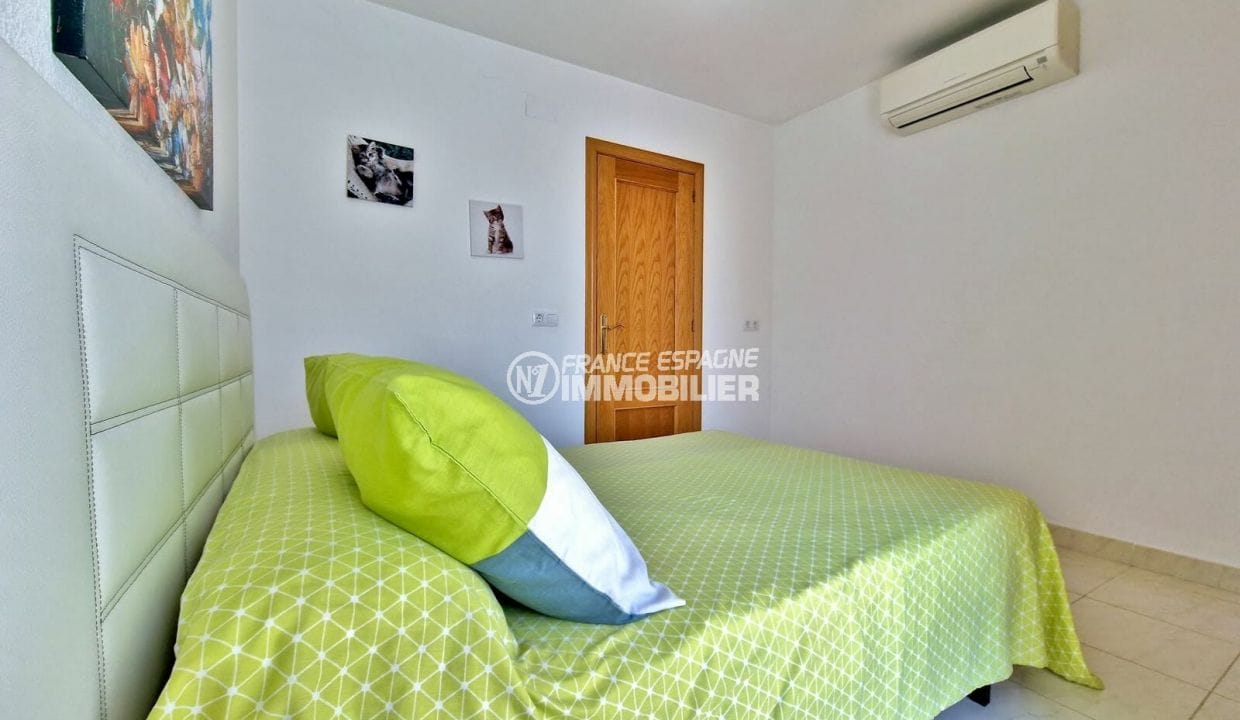 A la venda apartament Roses Espanya, 4 habitacions terrassa en una sola planta 120 m², 2n dormitori amb aire condicionat