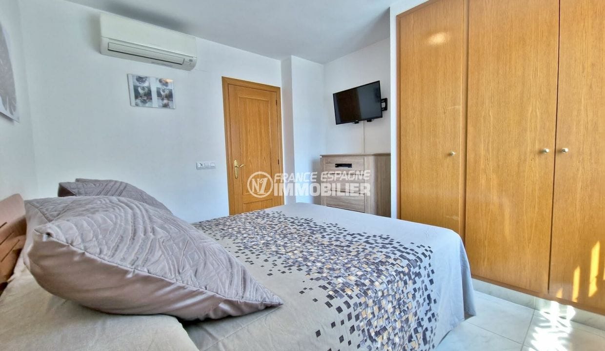 real estate sale rosas: apartment 4 rooms terrasse plain-pied 120 m², 3rd bedroom with cupboard