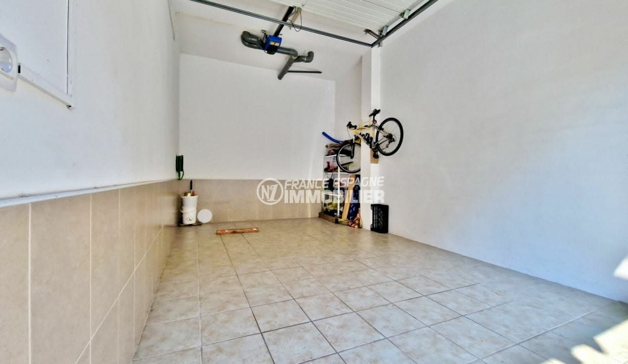 apartment for sale in roses spain, 4 rooms ground floor terrace 120 m², private garage