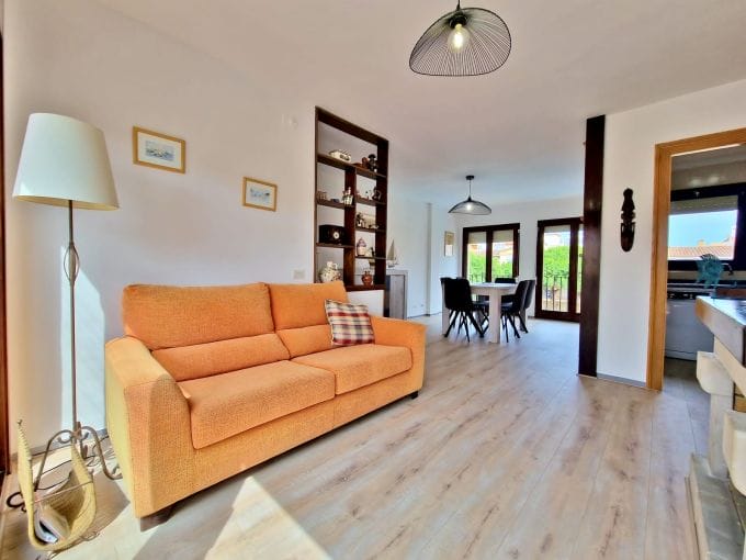empuria brava real estate: renovated 4-room apartment 72 m², beach and shops 100m