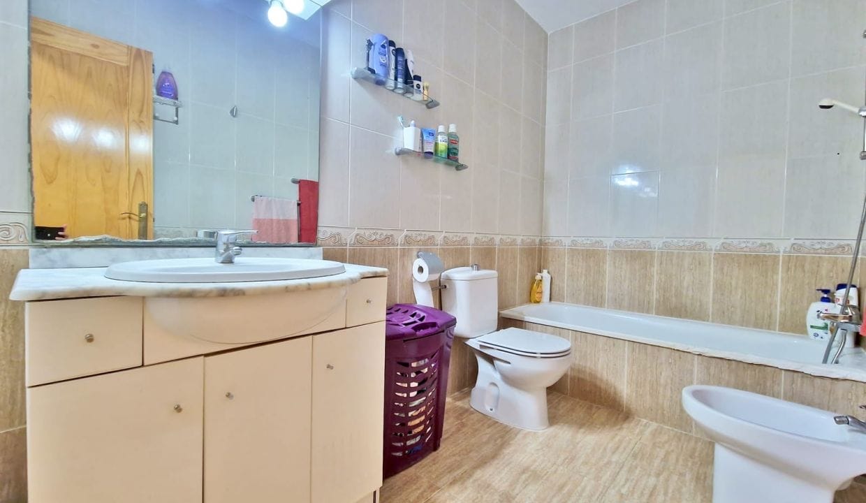 maison a vendre a empuriabrava, 5 pièces 185 m² avec grand garage, salle de bain