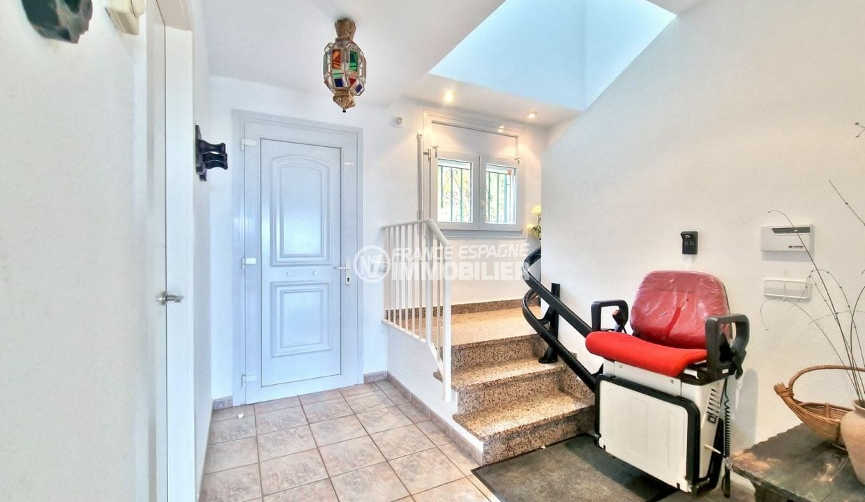 achat villa roses, 5 pièces vue sur la baie 208 m², monte-escaliers