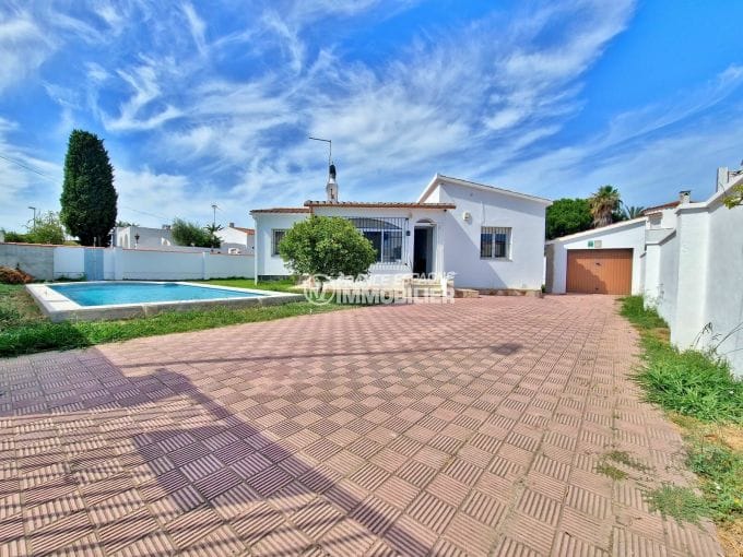 real estate empuria brava: villa 6 rooms 127 m² and indep appt, good area near beach