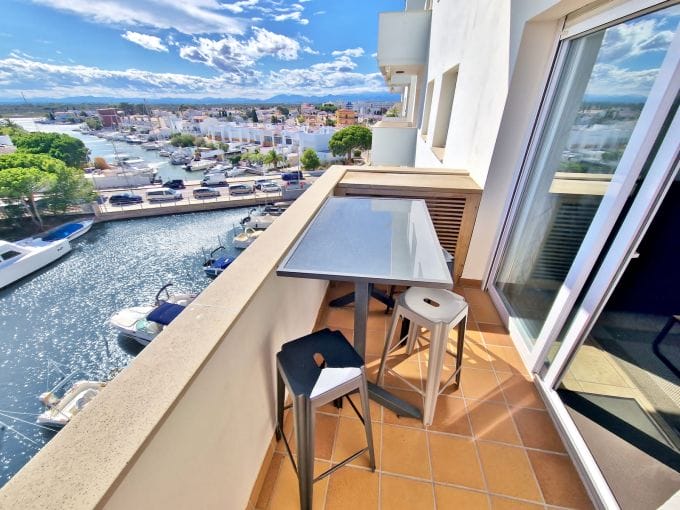 apartment for sale rosas, 4 rooms 70 m² canal view, beautiful residence with swimming pool