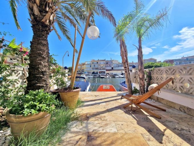 empuria brava real estate: 3-room apartment 68 m² with mooring, near beach and shops