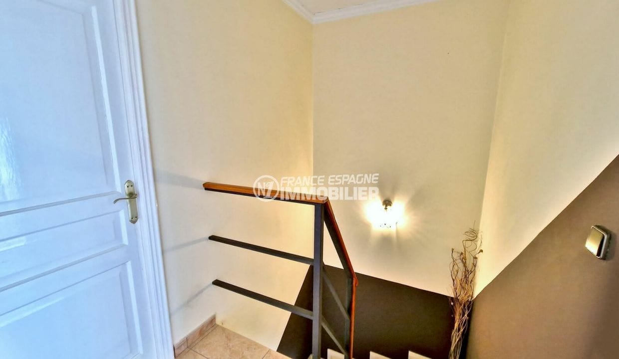Comprar casa Empuriabrava, 4 habitacions 192 m² reformat, passadís/escales