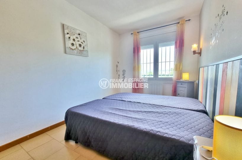 immocenter roses: appartement 2 pièces 52 m² petite vue mer, chambre double