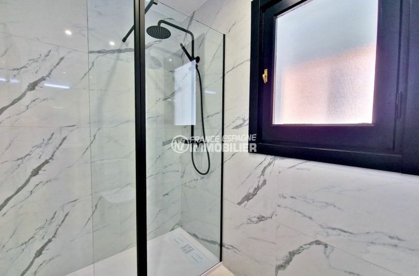 immocenter roses: villa 3 pièces 60 m² avec amarre, douche italienne