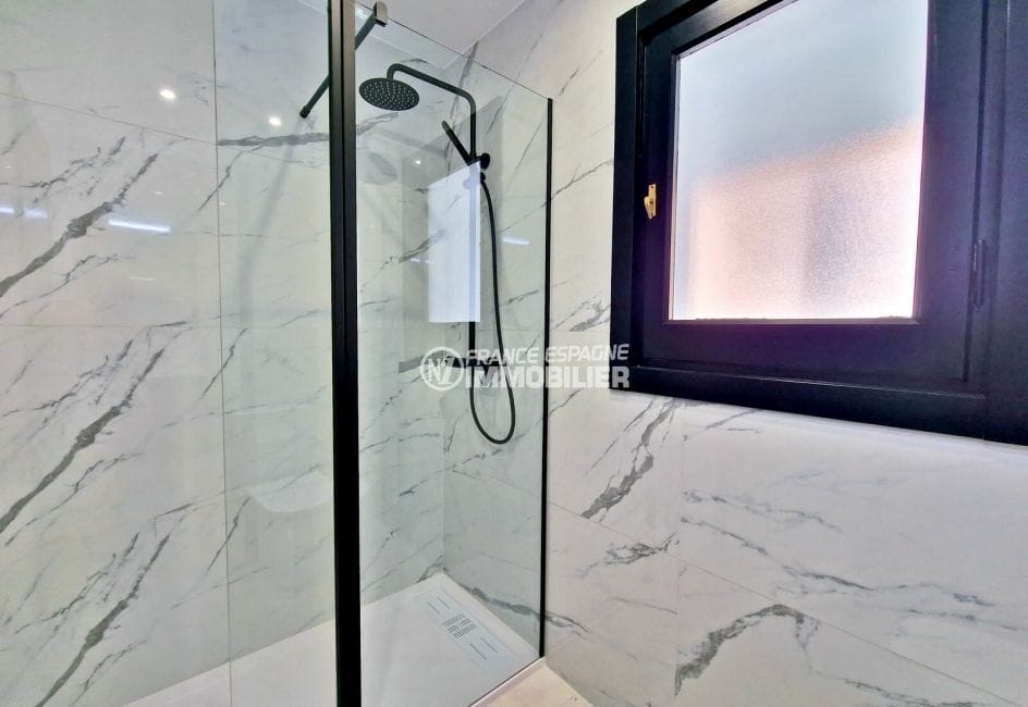 immocenter roses: villa 3 pièces 60 m² avec amarre, douche italienne