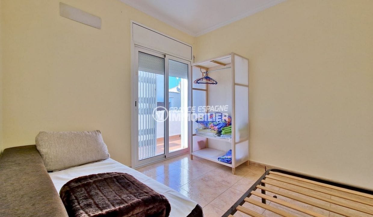 sale empuriabrava: villa 4 rooms 192 m² renovated, 2nd bedroom