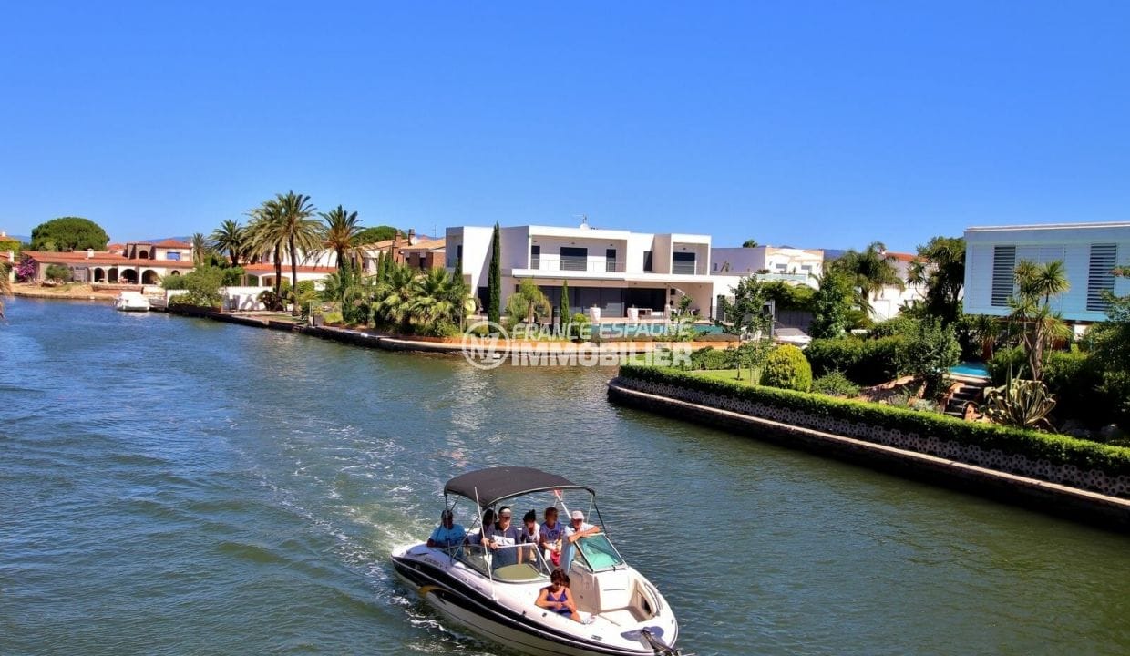 a vendre empuriabrava: villa 6 pièces 127 m² et appt indep, petit bateau dans canal