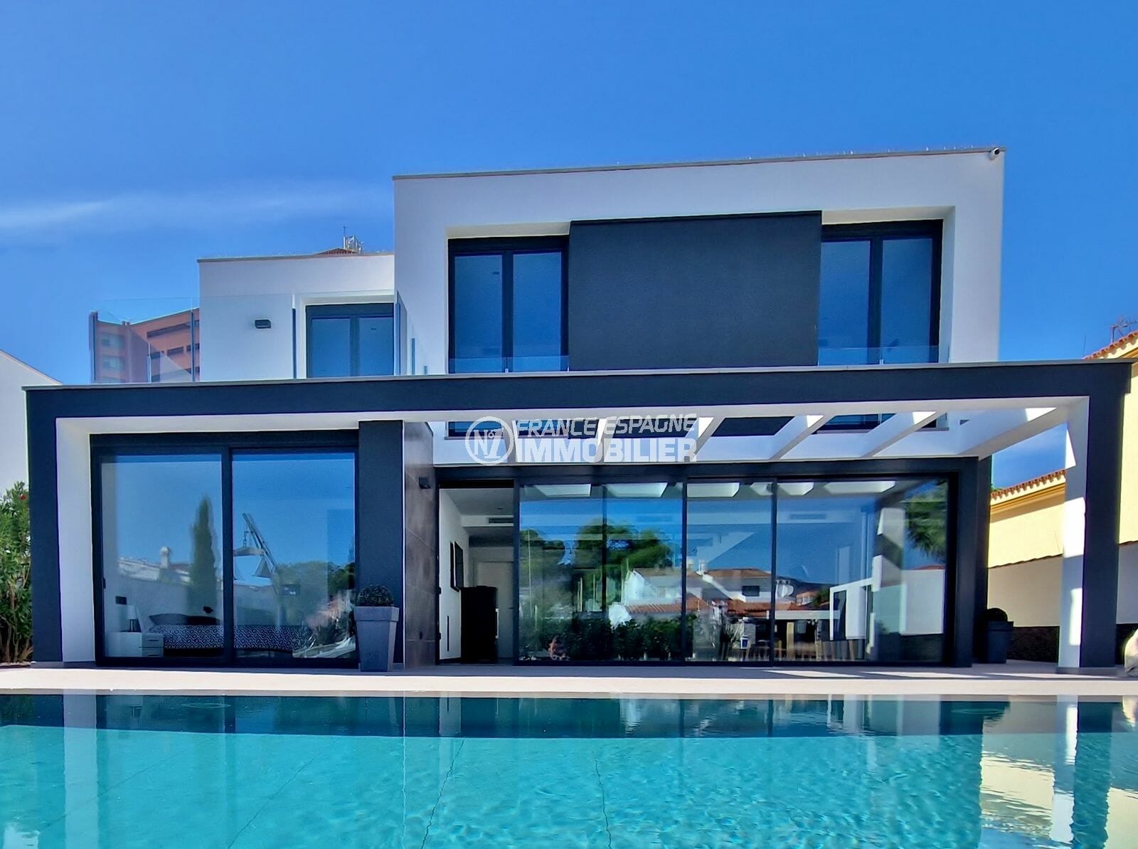 Roses – villa de luxe vue canal, amarre 17.5m, garage 57m², piscine