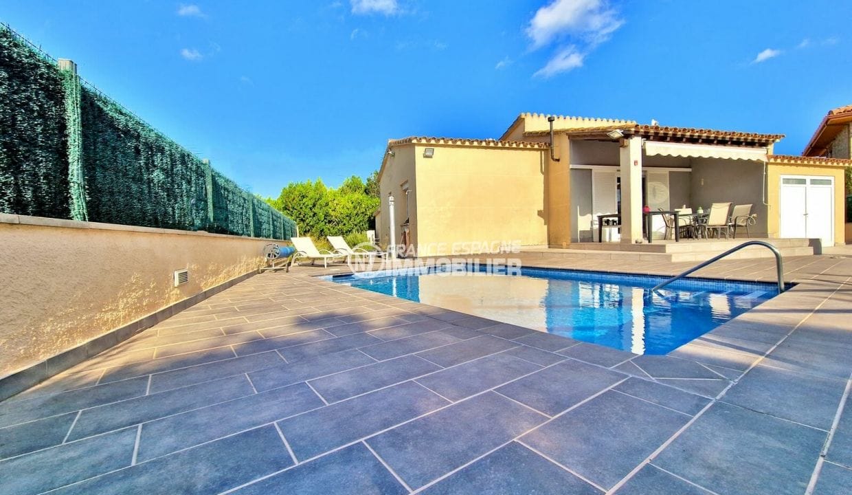 immocenter: 4-room villa 110 m² with swimming pool, terrace with swimming pool
