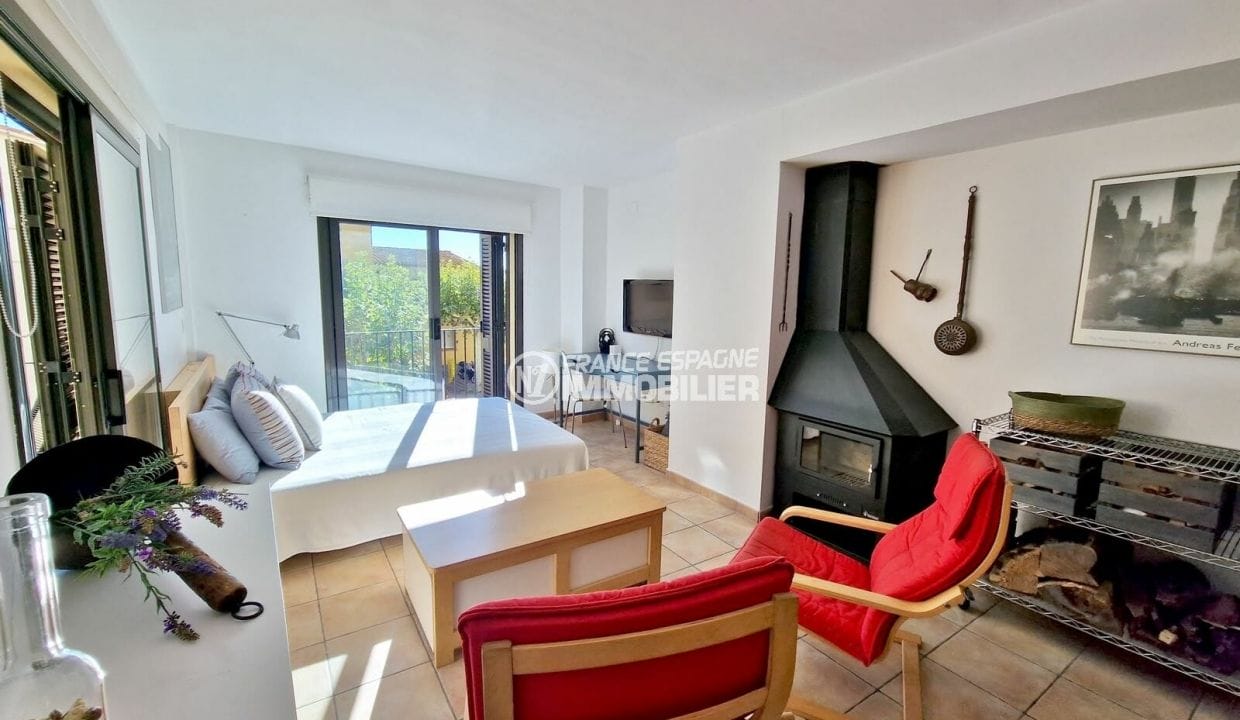 buy apartment rosas, 3 rooms 82 m² with parking, living room with fireplace