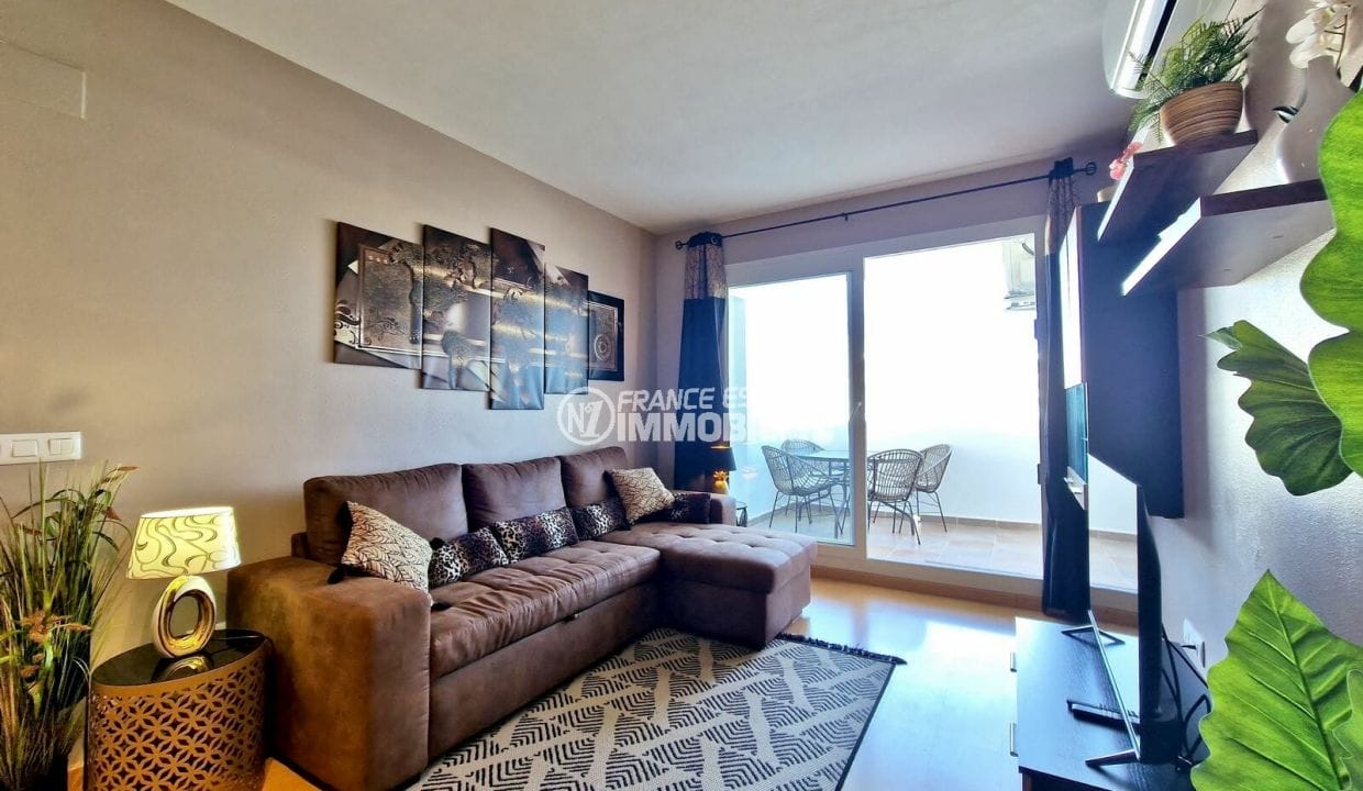 Comprar apartament Roses, 2 habitacions 53 m² amb vistes al mar, bonic saló