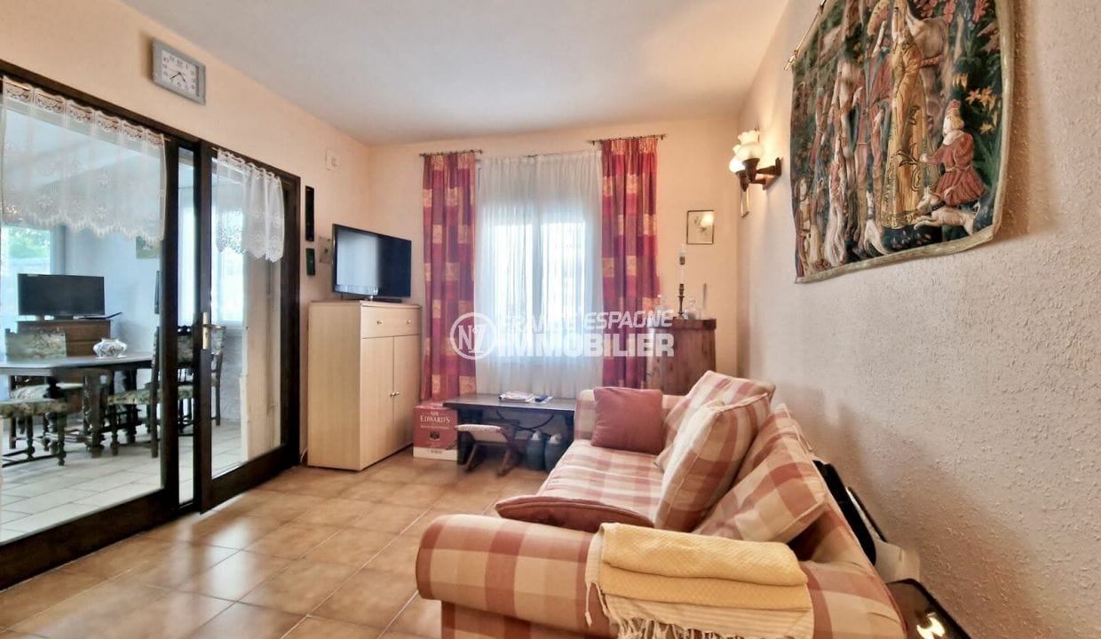 real estate sale rosas: 3-room villa 84 m² with 8x3m mooring, lounge/living room            