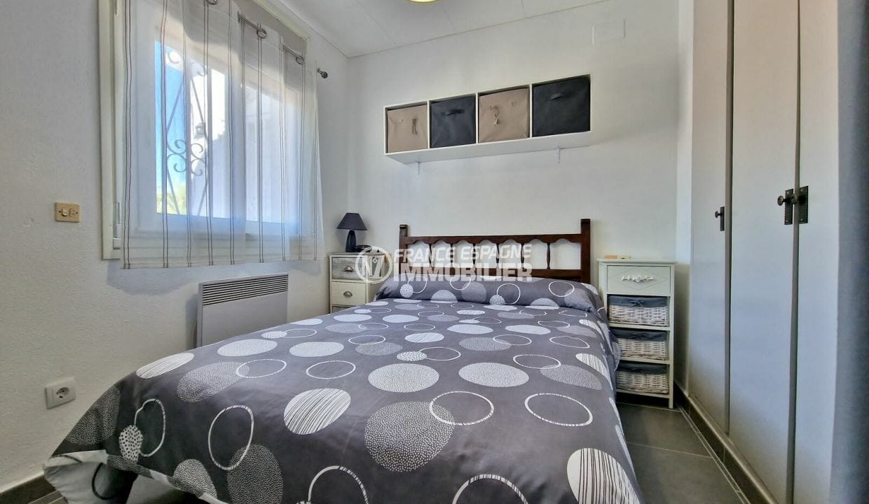apartment empuriabrava sale, 2 rooms 32 m² renovated, bedroom with closet