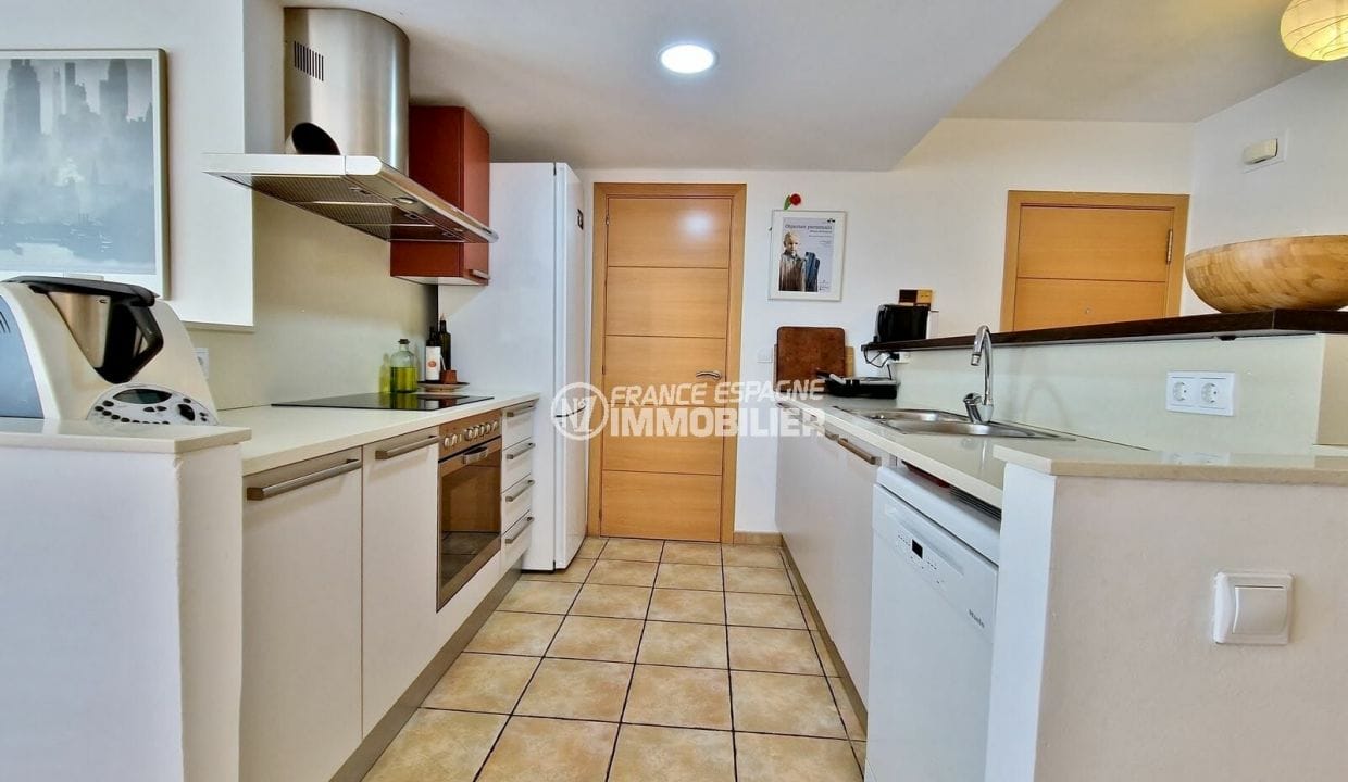apartment for sale roses, 3 rooms 82 m² with parking, american kitchen