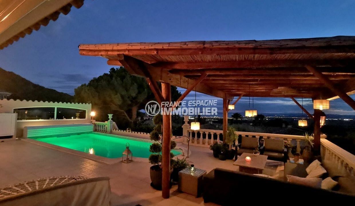immocenter roses: villa de 7 habitaciones 250 m² vista panorámica, terraza iluminada por la noche