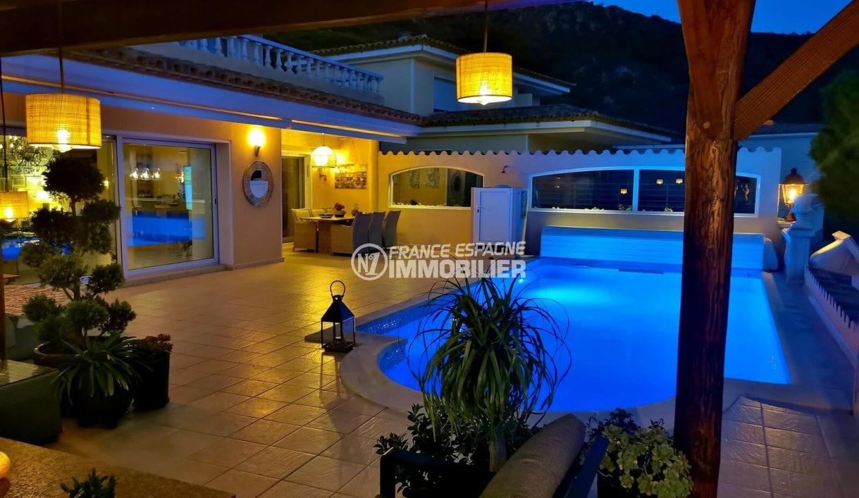 buy villa roses, 7 rooms 250 m² panoramic view, swimming pool illuminated at night
