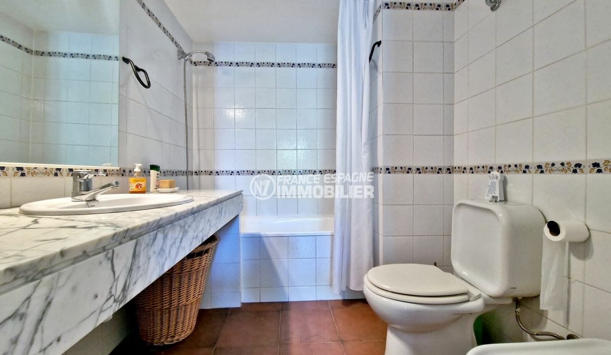 vente appartement roses espagne, 3 pièces 66 m² avec grande terrasse, salle de bain