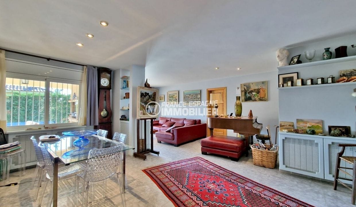 buy in rosas: 5-room villa 260 m² large plot, living/dining room