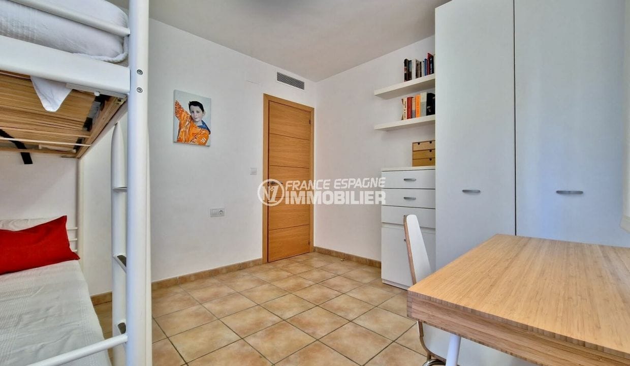 apartment for sale rosas spain, 3 rooms 82 m² with parking, 1st bedroom with closet