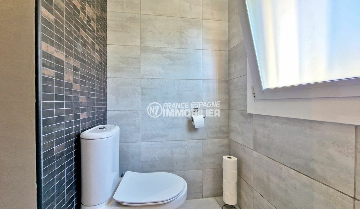 real estate empuria brava: villa 4 rooms 110 m² with swimming pool, toilets of bathroom