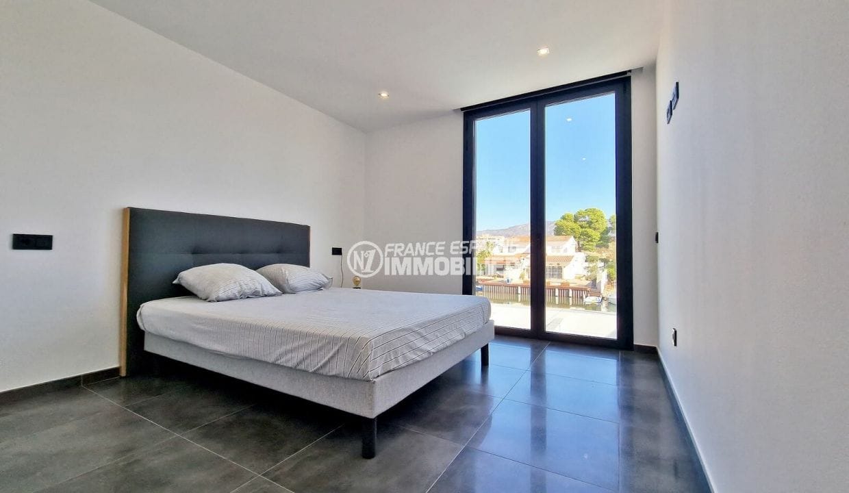 Casa en venda Spain Rosas, 5 habitacions 265 m² amb amarratge, 4t dormitori