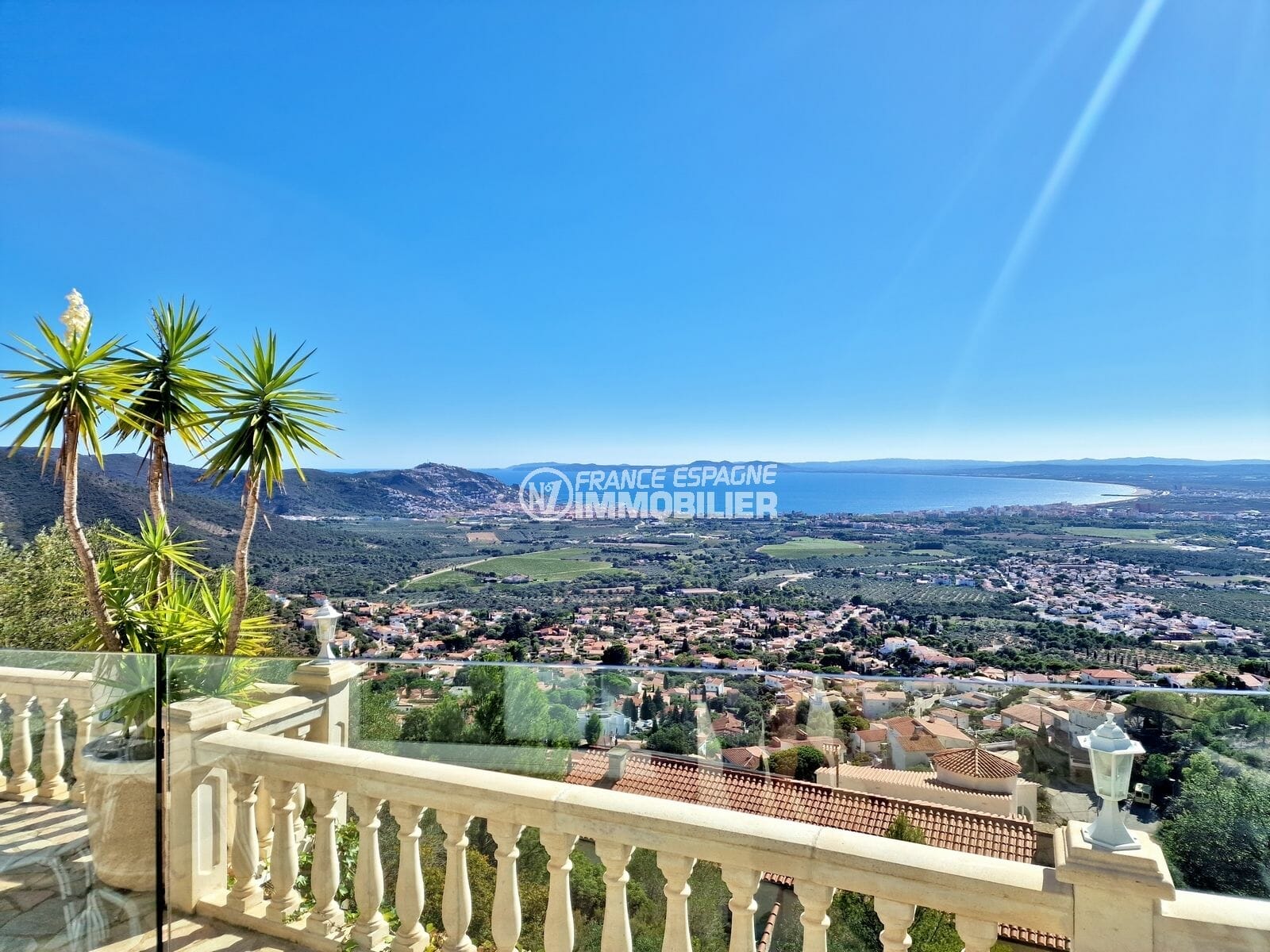 Roses – Renovated single-story villa with stunning panoramic view, south-facing.