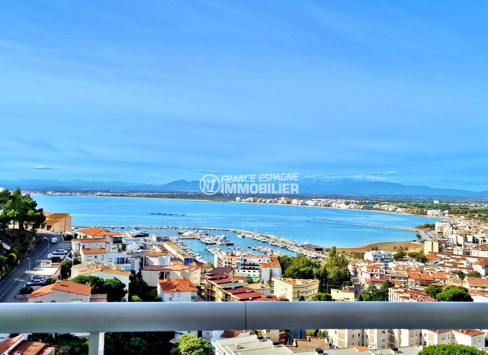 Roses - renovated apartment with large terrace, sea view, beach 800m