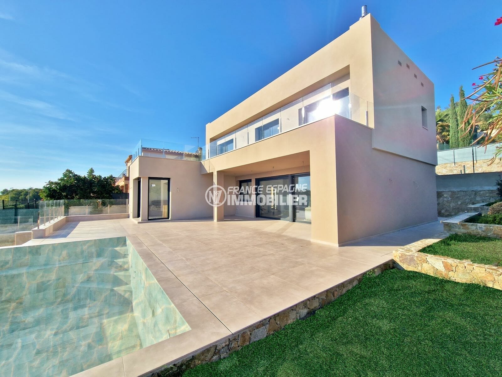 Cerca de rosas - Villa contemporánea con vistas al mar, piscina, garaje 100 m².