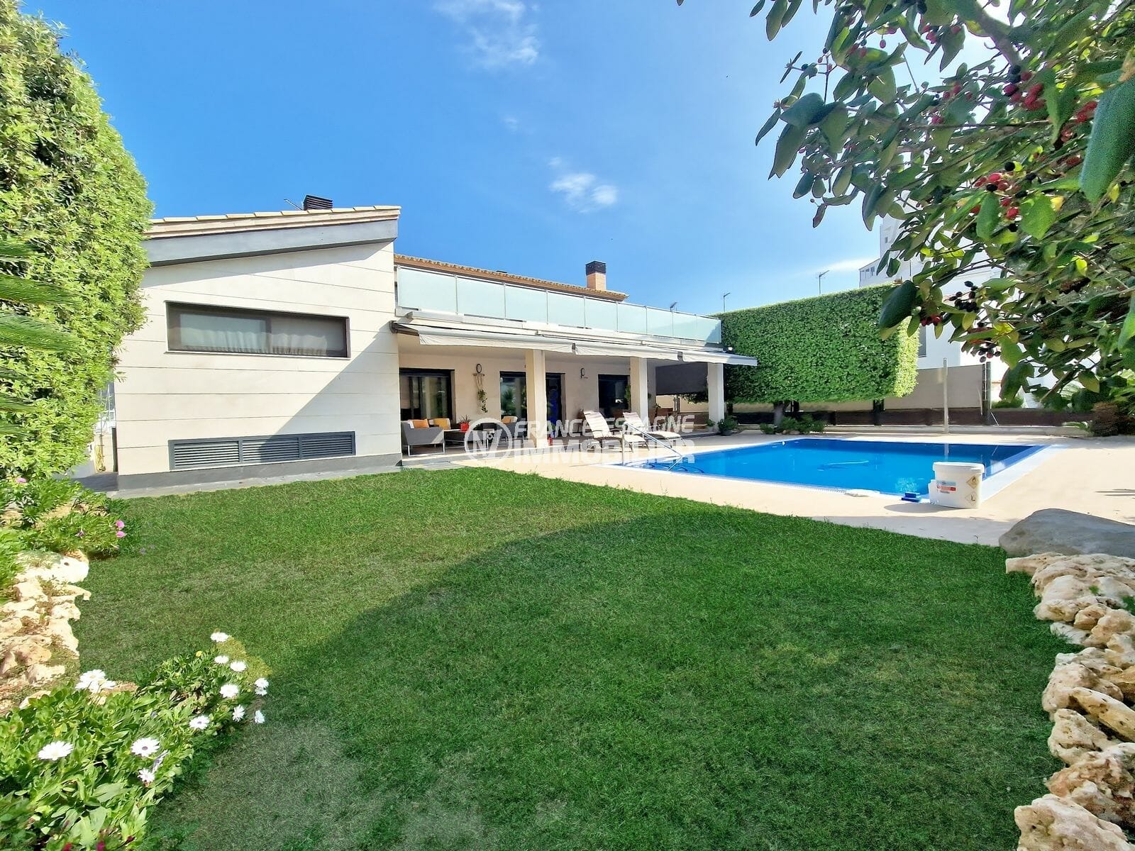 Roses - exceptional modern villa with 22m sailboat mooring, 200m² garage