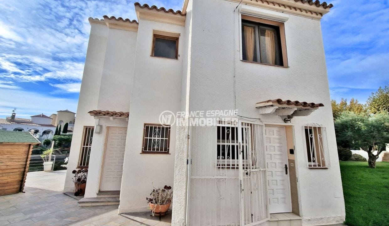 house for sale empuriabrava, 5 rooms 133 m² with 15m mooring, house divided in 2