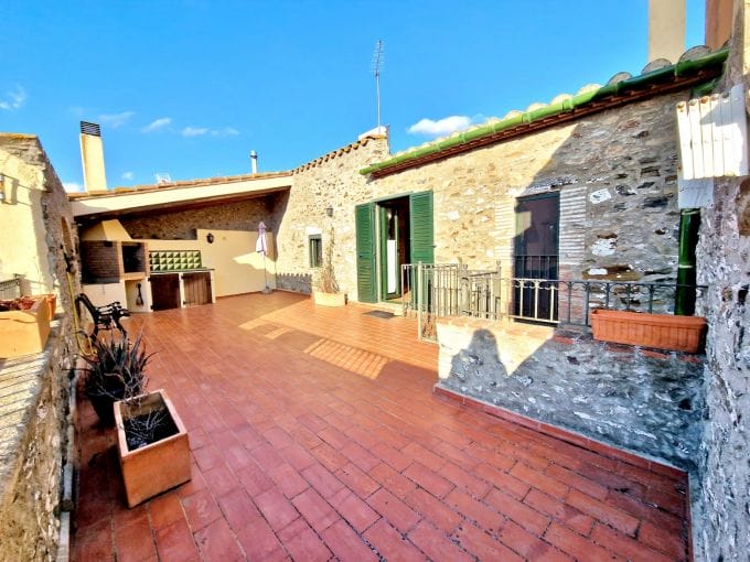 house for sale in rosas, 4 rooms 265 m² large cellar, terrace with barbecue