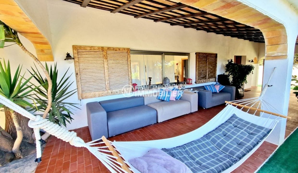 house for sale in spain near the french border, 6 rooms 170 m² on one level, tiled terrace