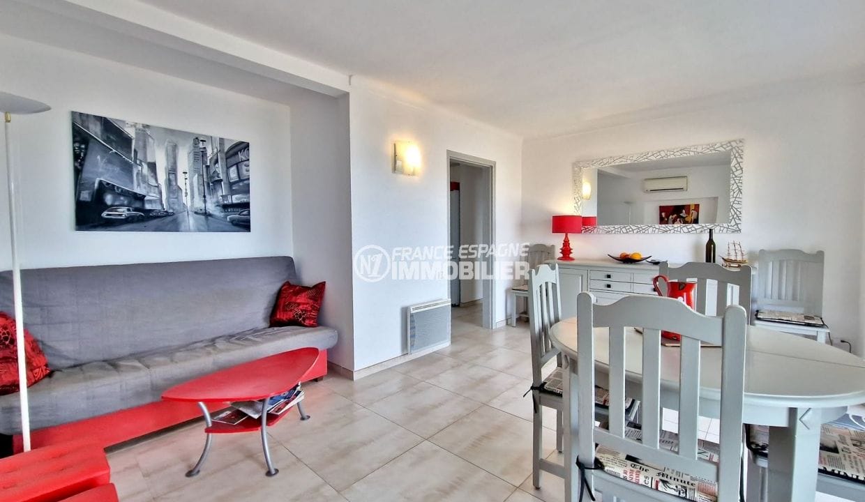 Apartament en venda Roses, 3 habitacions 80 m² Gran terrassa amb vistes al mar, saló menjador amb parets blanques