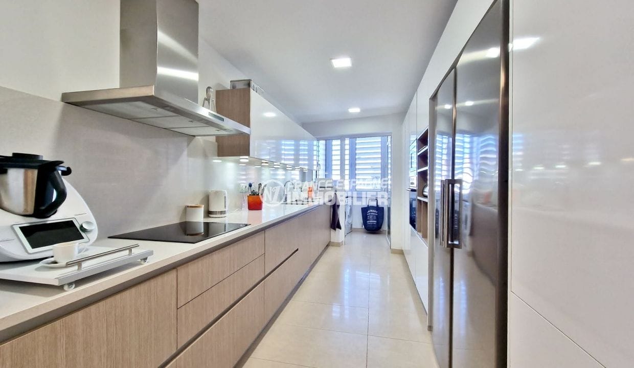buy apartment rosas, 5 rooms 188 m² downtown, separate kitchen