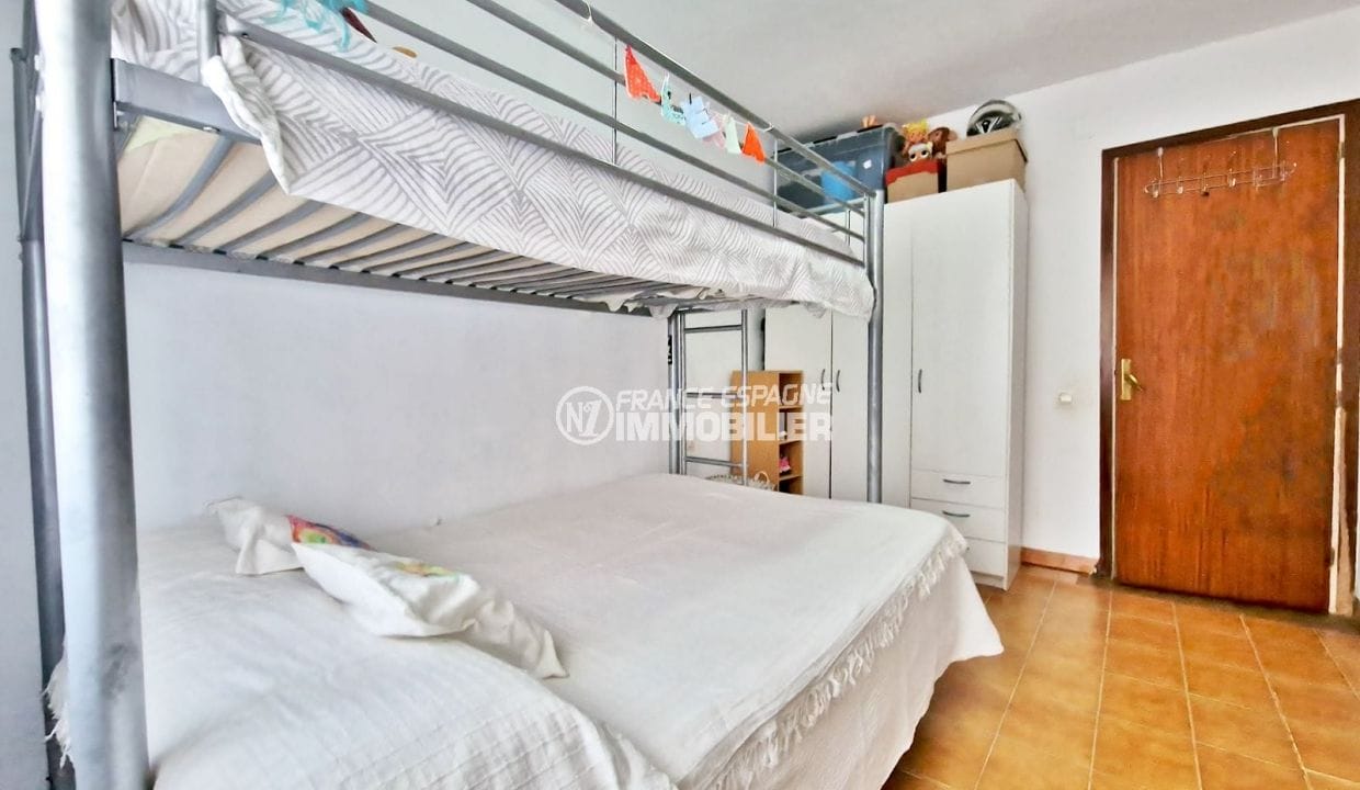 immobilier roses, 3 rooms 43 m² downtown, 1st bedroom with closet