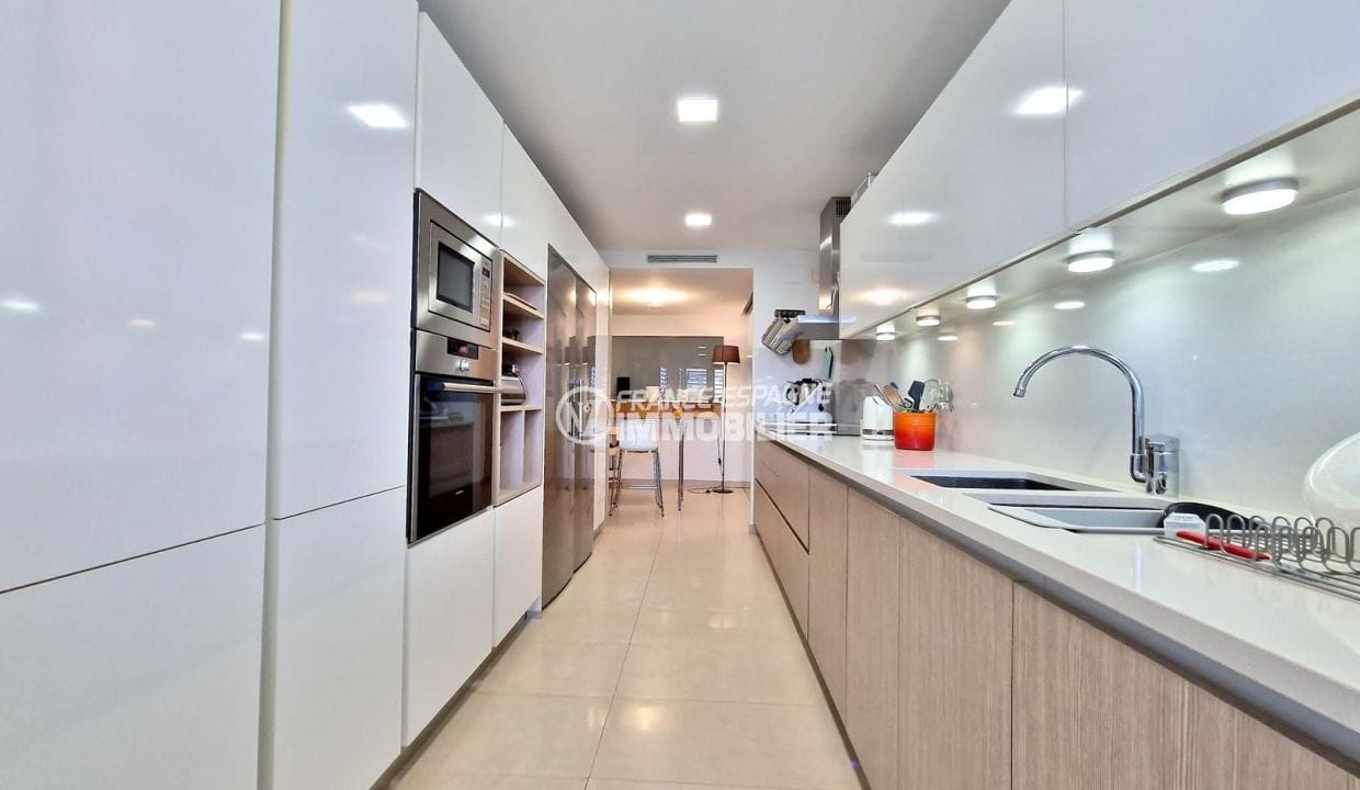 apartment for sale in rosas spain, 5 rooms 188 sqm city center, modern kitchen