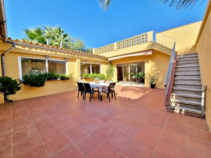 real estate spain seaside: villa 6 rooms 170 m² on one level, interior patio